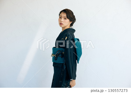黒い振袖を着た上品な女性のポートレート 130557273