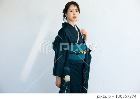 黒い振袖を着た上品な女性のポートレート 黒い振袖を着た上品な女性のポートレート 130557274