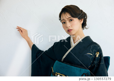 黒い振袖を着た上品な女性のポートレート 130557279