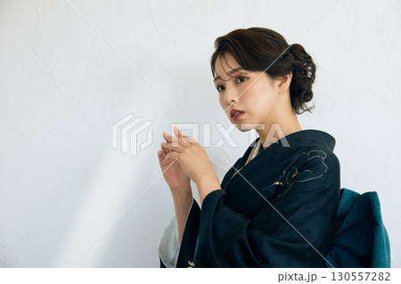 黒い振袖を着た上品な女性のポートレート 黒い振袖を着た上品な女性のポートレート 130557282