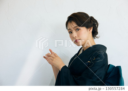 黒い振袖を着た上品な女性のポートレート 130557284