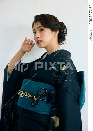 黒い振袖を着た上品な女性のポートレート 130557286