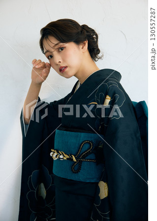 黒い振袖を着た上品な女性のポートレート 黒い振袖を着た上品な女性のポートレート 130557287