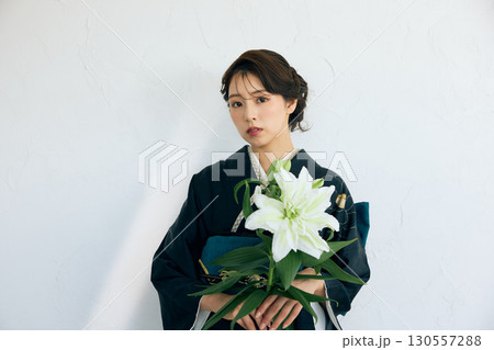 黒い振袖を着た上品な女性のポートレート 130557288