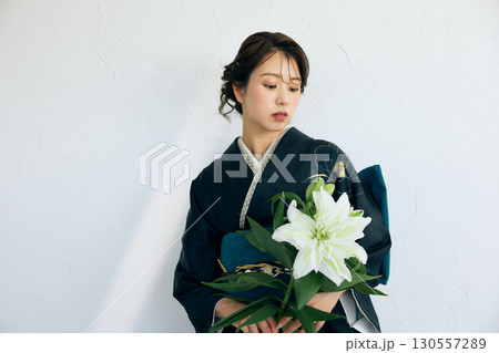 黒い振袖を着た上品な女性のポートレート 黒い振袖を着た上品な女性のポートレート 130557289