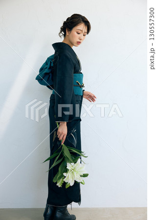 黒い振袖を着た上品な女性のポートレート 黒い振袖を着た上品な女性のポートレート 130557300