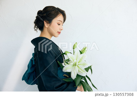 黒い振袖を着た上品な女性のポートレート 黒い振袖を着た上品な女性のポートレート 130557308