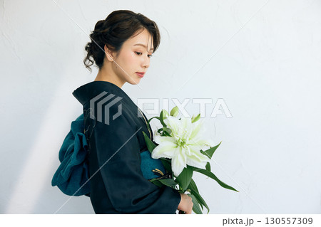 黒い振袖を着た上品な女性のポートレート 130557309