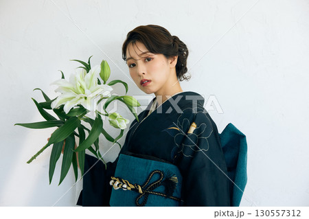 黒い振袖を着た上品な女性のポートレート 130557312