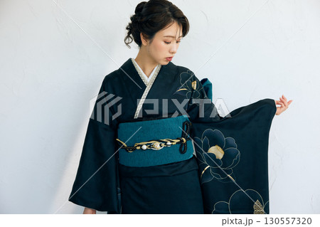 黒い振袖を着た上品な女性のポートレート 130557320