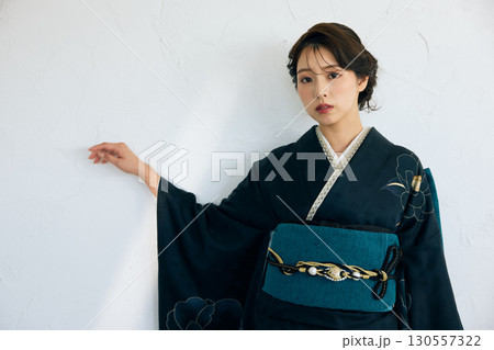 黒い振袖を着た上品な女性のポートレート 130557322