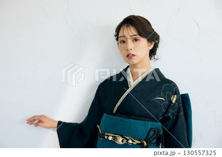 黒い振袖を着た上品な女性のポートレート 130557325