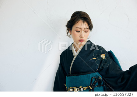 黒い振袖を着た上品な女性のポートレート 130557327