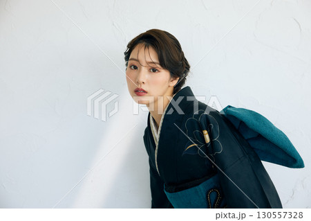 黒い振袖を着た上品な女性のポートレート 130557328