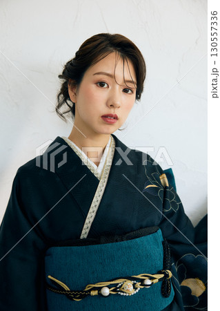 黒い振袖を着た上品な女性のポートレート 黒い振袖を着た上品な女性のポートレート 130557336