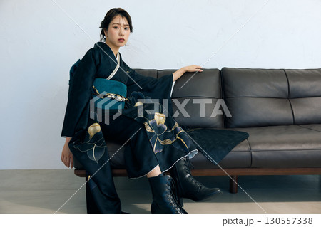 黒い振袖を着た上品な女性のポートレート 黒い振袖を着た上品な女性のポートレート 130557338
