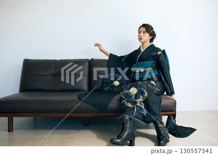 黒い振袖を着た上品な女性のポートレート 黒い振袖を着た上品な女性のポートレート 130557341