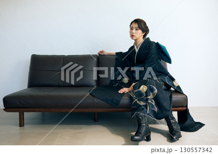 黒い振袖を着た上品な女性のポートレート 130557342