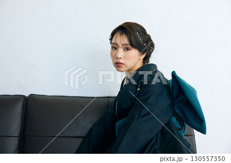黒い振袖を着た上品な女性のポートレート 黒い振袖を着た上品な女性のポートレート 130557350