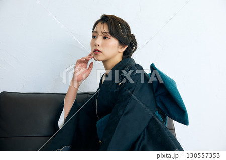 黒い振袖を着た上品な女性のポートレート 黒い振袖を着た上品な女性のポートレート 130557353