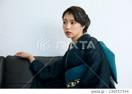 黒い振袖を着た上品な女性のポートレート 130557354