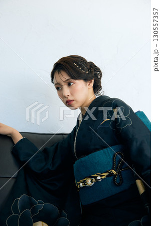 黒い振袖を着た上品な女性のポートレート 黒い振袖を着た上品な女性のポートレート 130557357