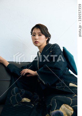 黒い振袖を着た上品な女性のポートレート 黒い振袖を着た上品な女性のポートレート 130557359