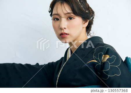 黒い振袖を着た上品な女性のポートレート 130557368