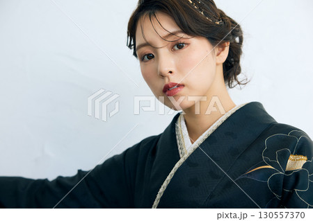 黒い振袖を着た上品な女性のポートレート 130557370