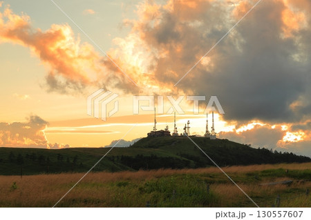 信州 夏の美ヶ原高原 王ヶ頭と電波塔 信州 夏の美ヶ原高原 王ヶ頭と電波塔 130557607