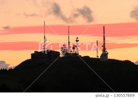 信州 夏の美ヶ原高原 王ヶ頭と電波塔 信州 夏の美ヶ原高原 王ヶ頭と電波塔 130557609