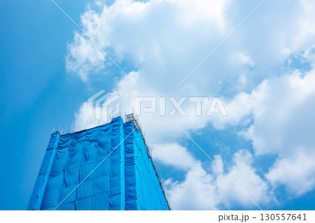 ビルの建設工事 130557641