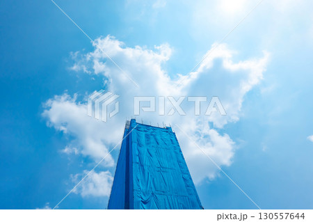 ビルの建設工事 130557644