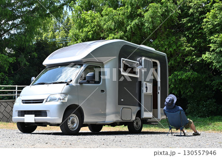 ソロキャンパー　オートキャンプする男性　キャンピングカー 130557946