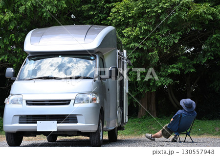 ソロキャンパー オートキャンプする男性 キャンピングカー ソロキャンパー オートキャンプする男性 キャンピングカー 130557948