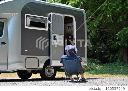 ソロキャンパー　オートキャンプする男性　キャンピングカー 130557949