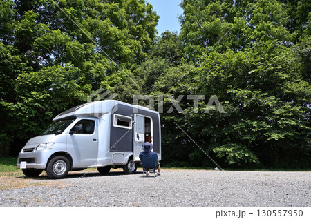 ソロキャンパー　オートキャンプする男性　キャンピングカー 130557950