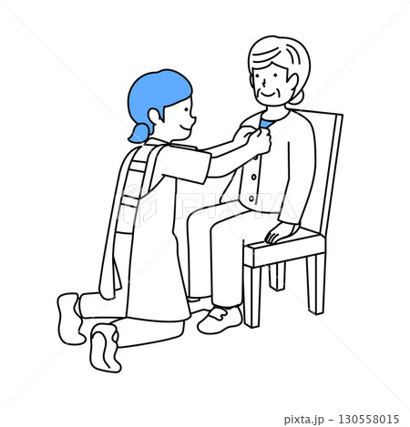 高齢者の着替えを介助する介護士 130558015