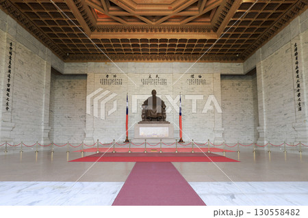 台湾　台北市の国立中正紀念堂　蔣介石の銅像 130558482