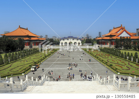 台湾　台北市の国立中正紀念堂4Fから見た自由広場　 130558485