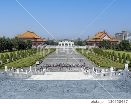 台湾 台北市の国立中正紀念堂4Fから見た衛兵交代式 台湾 台北市の国立中正紀念堂4Fから見た衛兵交代式 130558487