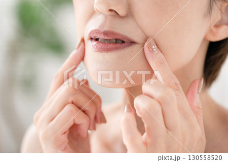 女性　ほうれい線　口元　悩む 130558520
