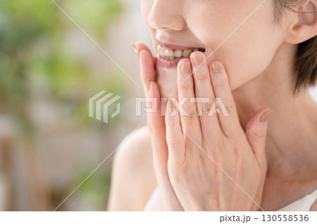 女性　ほうれい線　口元　笑顔 130558536