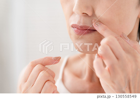 女性　ほうれい線　口元　悩む 130558549
