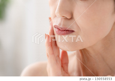 女性　ほうれい線　口元　悩む 130558553