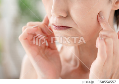 女性　ほうれい線　口元　悩む 130558557