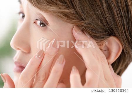 女性　目元　悩む 130558564
