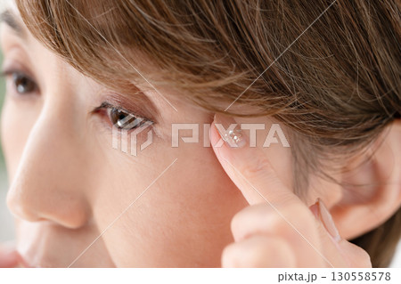 女性　目元　悩む 130558578