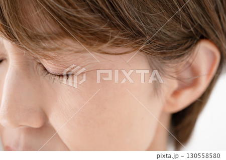 女性 目元 悩む 女性 目元 悩む 130558580