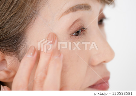 女性　目元　悩む 130558581